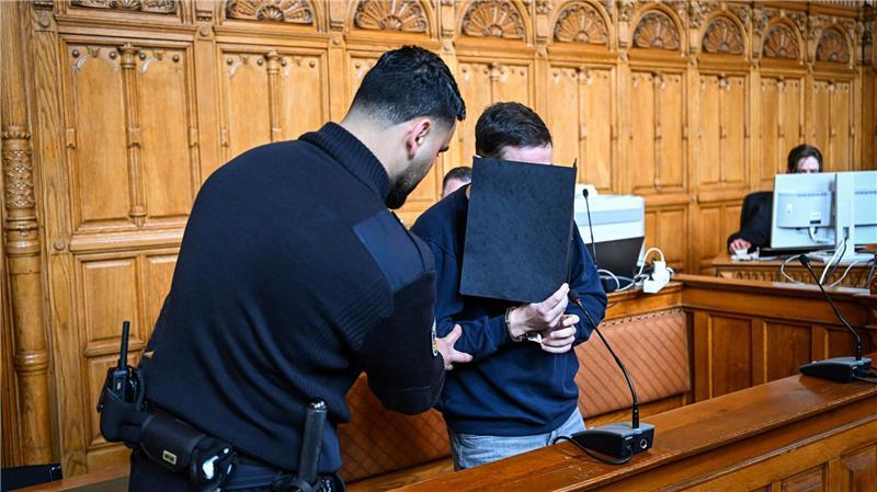 Der Angeklagte hat sich bisher nicht zum Vorwurf geäußert. 