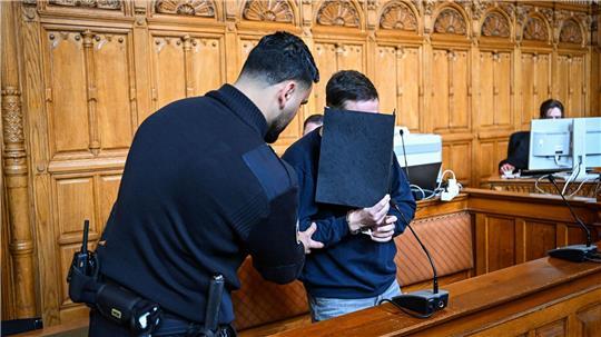 Der Angeklagte hat sich bisher nicht zum Vorwurf geäußert. 