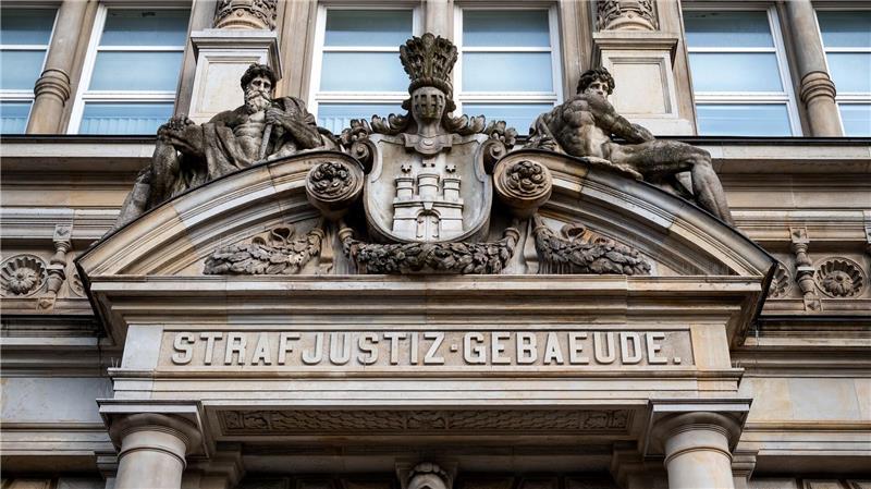 Der Angeklagte hatte den 25-Jährigen im Phoenix-Center niedergestochen. (Symbolbild) 