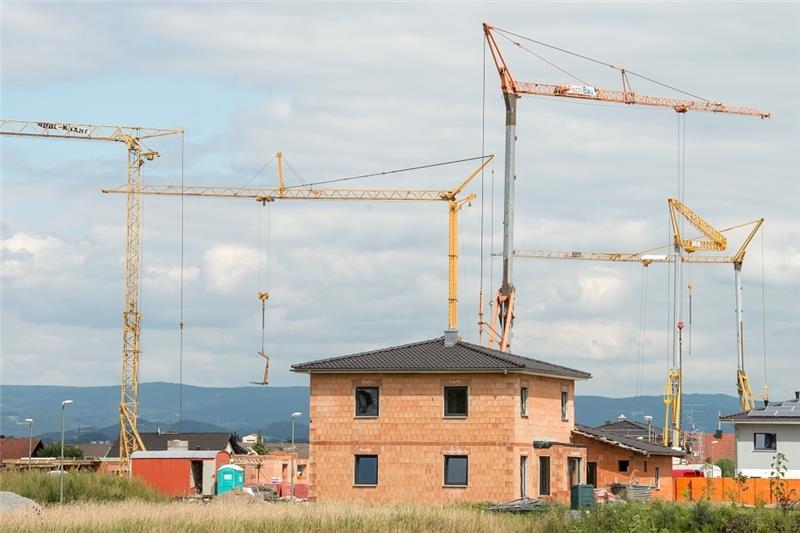 Der Angeklagte hatte sich für ein Baugrundstück beworben und zu dem zuständigen Mitarbeiter gesagt, dass er für einen besseren Listenplatz bereit sei, 500 bis 1.000 Euro zu zahlen. Foto: Armin Weigel/dpa/dpa-tmn (Symbolfoto)