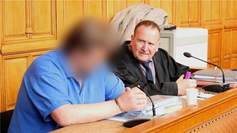 „Ich habe fertig“ – Das letzte Wort im Mordprozess „Ekaterina“ dauert 7 Stunden Der Angeklagte - hier mit seinem Verteidiger Thomas Domanski (rechts) - hält zwei Tage lang sein eigenes Plädoyer. Foto: Sussek