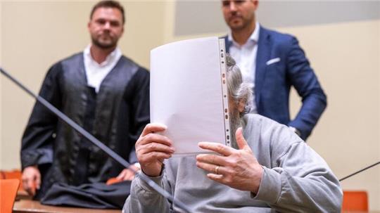 Der Angeklagte im Landgericht München I mit seinen Anwälten.
