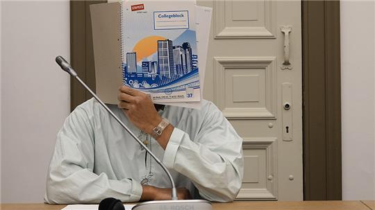 Der Angeklagte im Prozess um den nächtlichen Überfall auf einen Senior und dessen Stieftochter sitz im Hamburger Landgericht.  Foto: Kilian Genius/dpa