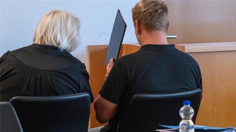 Mähdrescher-Opfer nimmt Kollegen in Schutz – Bemerkenswerte Worte Der Angeklagte im Sitzungssaal im Amtsgericht.