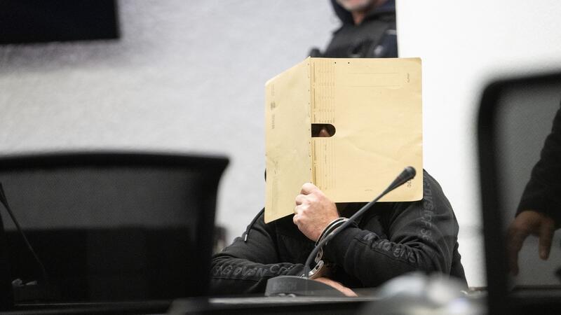 Schüsse in Mercedes-Werk - Lebenslange Haft Der Angeklagte ist wegen Mordes zu einer lebenslangen Haftstrafe verurteilt worden.