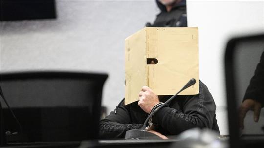 Der Angeklagte ist wegen Mordes zu einer lebenslangen Haftstrafe verurteilt worden.