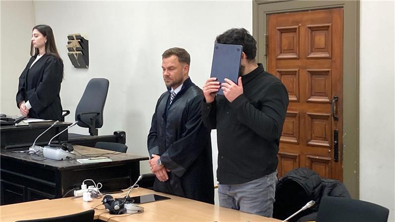 Der Angeklagte ist wegen versuchten Mordes und gefährlicher Körperverletzung angeklagt, schweigt aber zu den Vorwürfen. 