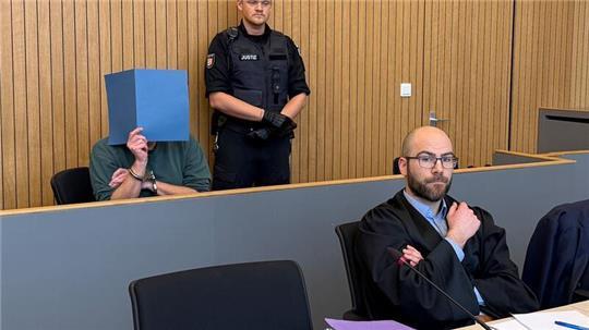 Der Angeklagte ist zu einer langen Haftstrafe verurteilt worden.