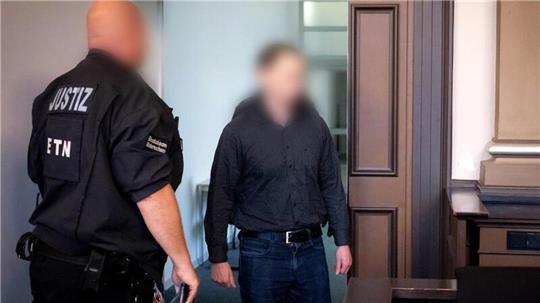 Der Angeklagte kommt in den Gerichtssaal am Landgericht Verden. Der 33-Jährige soll vier Menschen aus dem Umfeld seiner damaligen Ehefrau erschossen haben.