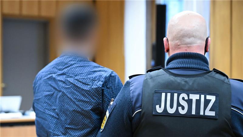 Der Angeklagte kommt zum Prozessbeginn im Landgericht Heilbronn in den Gerichtssaal. 