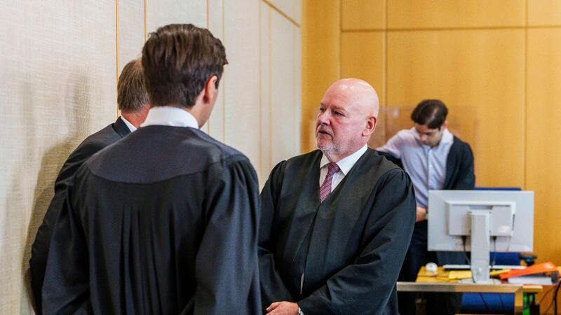 Cum-Ex-Skandal: Steueranwalt zu Haft verurteilt Der Angeklagte (l.) im Gespräch mit seinen Anwälten.
