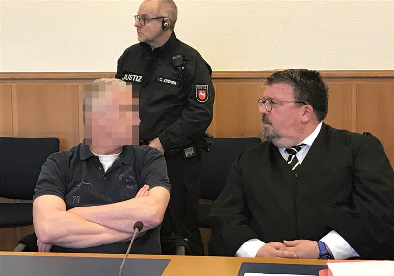 Der Angeklagte (l.) neben seinem Rechtsbeistand. Die Schwurgerichtskammer verurteilte den 54-jährigen Ehemann zu lebenslanger Haft. Foto: Helfferich