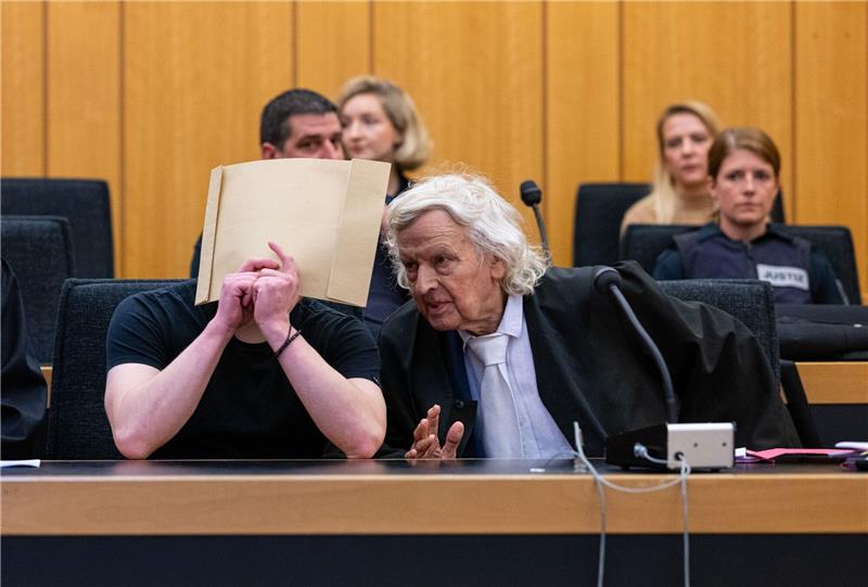 Tödliche Messerattacke auf Kirmes: Angeklagter gesteht Der Angeklagte (l) sitzt zum Prozessauftakt im Landgericht Münster neben einem seiner Verteidiger.
