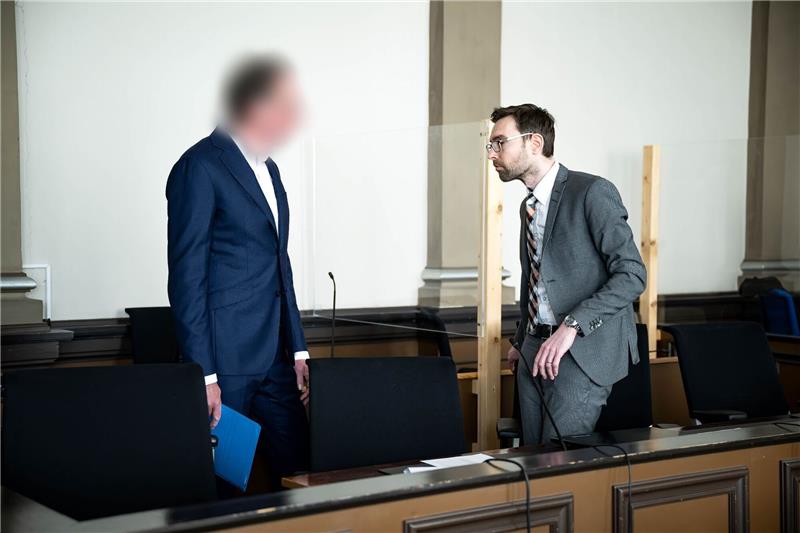 Der Angeklagte (l) steht vor Prozessbeginn mit seinem Anwalt Sebastian Vogel im Gerichtssaal.
