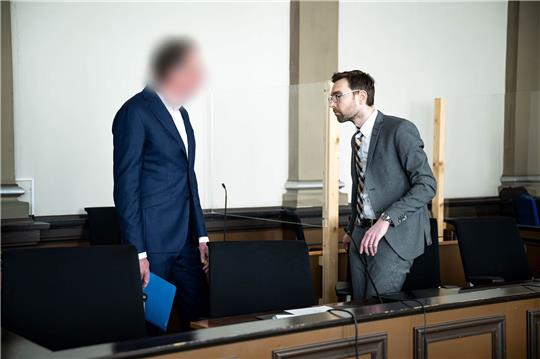 Der Angeklagte (l) steht vor Prozessbeginn mit seinem Anwalt Sebastian Vogel im Gerichtssaal.