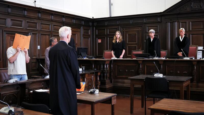 Der Angeklagte (l., verdeckt) wird wegen versuchten Totschlags verurteilt.