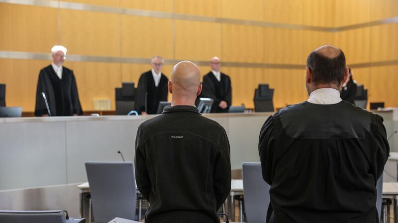 Der Angeklagte (l, vorne) neben seinem Anwalt Marvin Schroth (r) im Gerichtssaal in Düsseldorf.