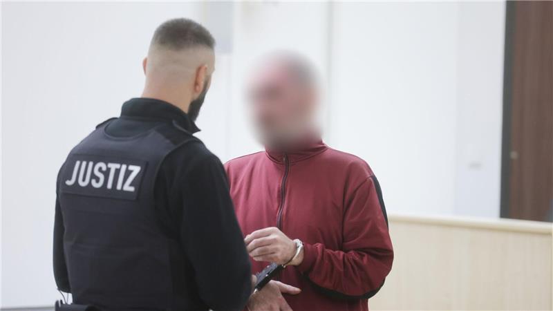 Ehefrau in Straßenbahn angezündet – Angeklagter bereut Tat Der Angeklagte ließ über seinen Verteidiger erklären, dass er die Tat zutiefst bereue.