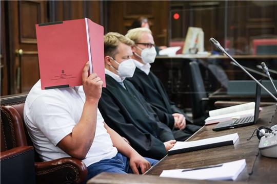 Der Angeklagte (links) muss sich wegen Totschlags vor dem Landgericht Hamburg verantworten. Er soll im Fahrradkeller eines Wohnhauses eine junge Frau getötet haben. Foto: Christian Charisius/dpa-Pool/dpa