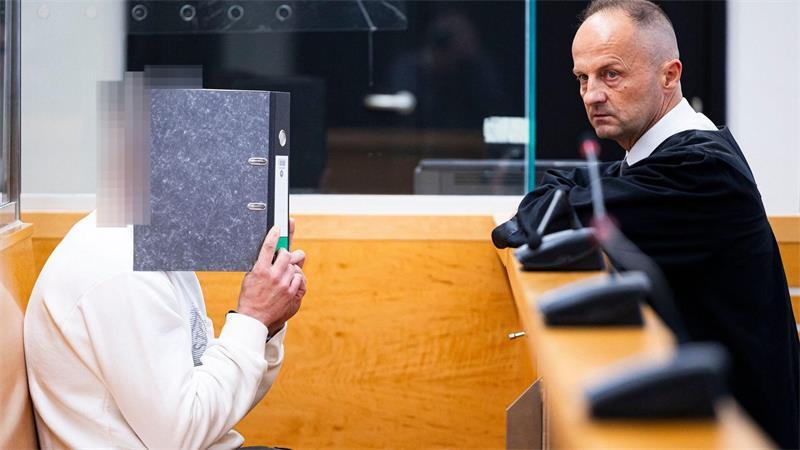 Der Angeklagte (links) sitzt im Gerichtssaal im Landgericht Hannover neben seinem Verteidiger Marcin Raminski. 
