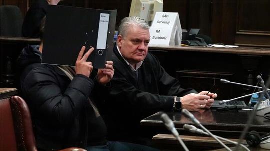Der Angeklagte (links) sitzt neben seinem Anwalt Dirk Meinicke zu Beginn eines Mordprozesses.