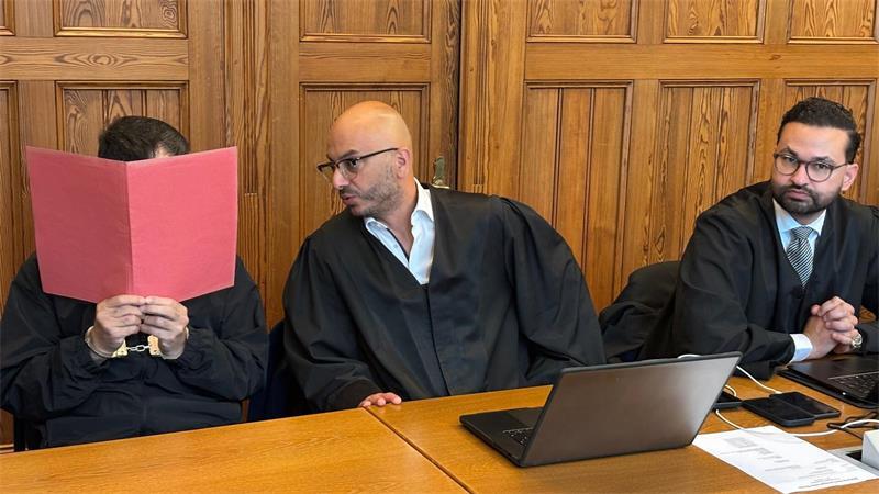Der Angeklagte (links) und seine Strafverteidiger Baris Devletli und Ali Mojab - hier beim Start des Mordprozesses im Landgericht Stade am 11. Juni. Mojab beantragt jetzt in seinem Plädoyer eine Verurteilung wegen Totschlags.