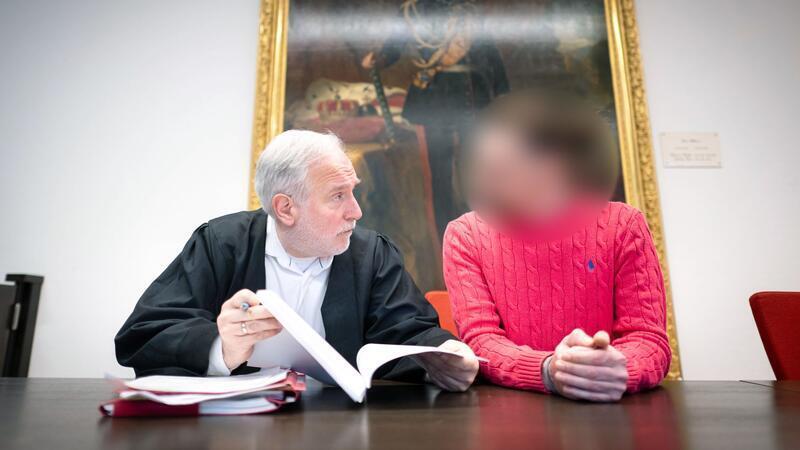 Der Angeklagte machte zum Prozessbeginn keine Angaben zu den Vorwürfen.