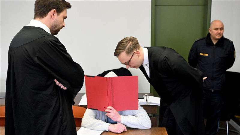 Der Angeklagte mit seinen Anwälten. (Archivbild)