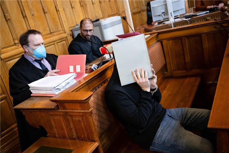 Der Angeklagte mit seinen Anwälten im Gerichtssaal in Bremen. Foto: dpa-Bildfunk