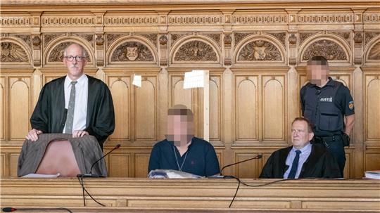 Der Angeklagte mit seinen Verteidigern Prof. Dr. Helmut Pollähne (links) und Thomas Domanski. Foto: Masorat-f