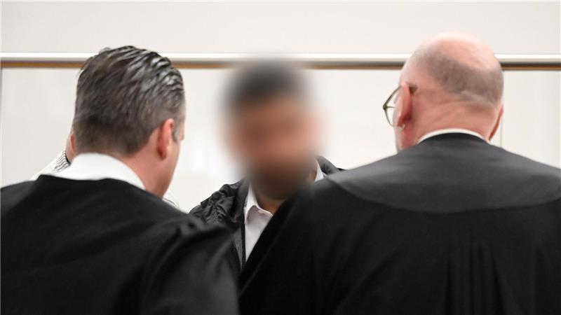 Der Angeklagte mit zwei Strafverteidigern vor Beginn des Prozesses am 9. April. (Archivbild)