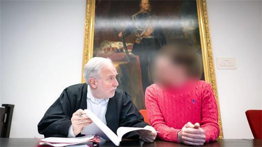 Der Angeklagte muss einem Urteil zufolge nach den tödlichen Schlägen lebenslang in Haft. (Archivbild)
