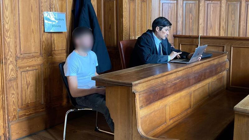 Der Angeklagte muss nach einem Raubüberfall drei Jahre ins Gefängnis.