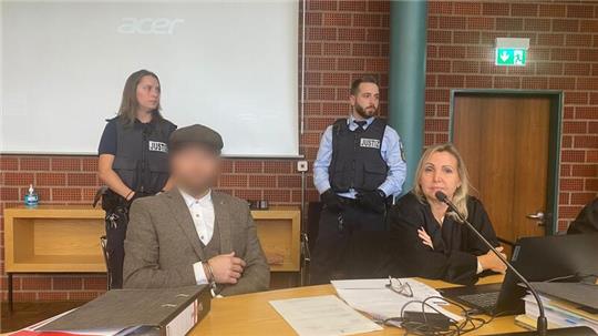 Der Angeklagte muss sich wegen Körperverletzung und Nachstellung mit Todesfolge vor Gericht verantworten.