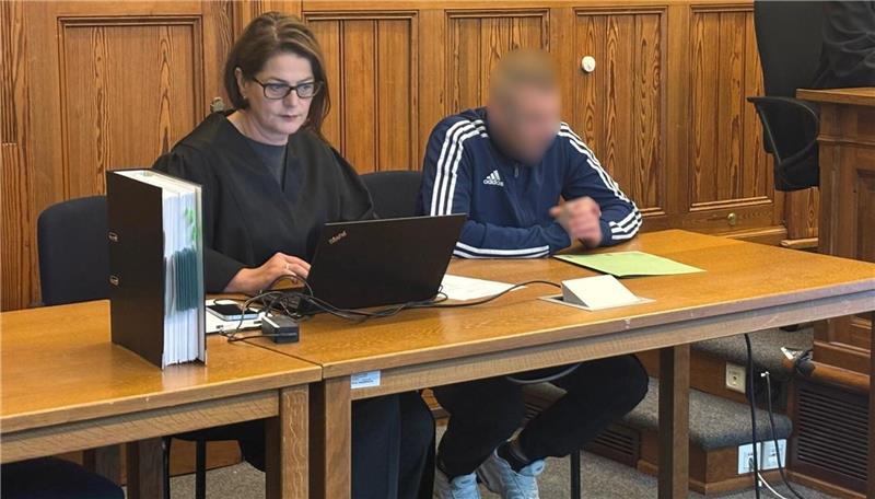 Der Angeklagte neben seiner Rechtsanwältin Katja Schade.