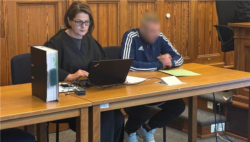 Der Angeklagte neben seiner Rechtsanwältin Katja Schade.