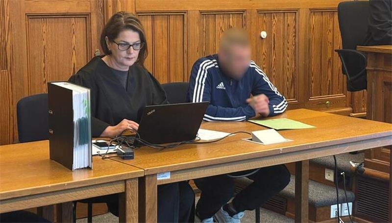 Der Angeklagte neben seiner Rechtsanwältin Katja Schade.