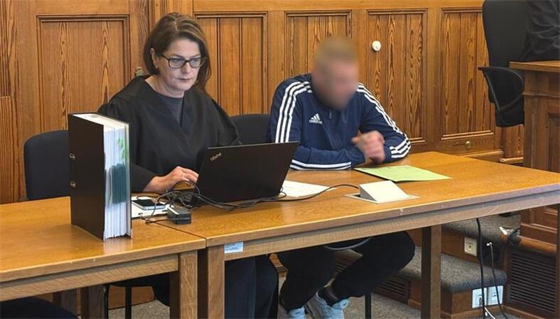 Der Angeklagte neben seiner Rechtsanwältin Katja Schade.