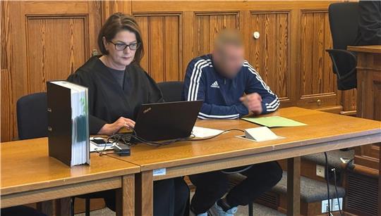 Der Angeklagte neben seiner Rechtsanwältin Katja Schade.