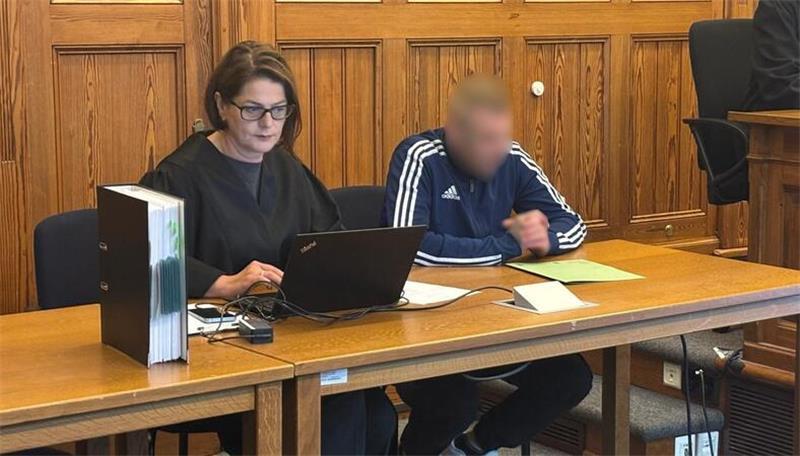 Der Angeklagte neben seiner Rechtsanwältin Katja Schade.