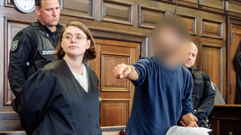 Buxtehuder Flughafen-Geiselnehmer legt Revision gegen Urteil ein Der Angeklagte protestiert lautstark bei der Urteilsverkündung.
