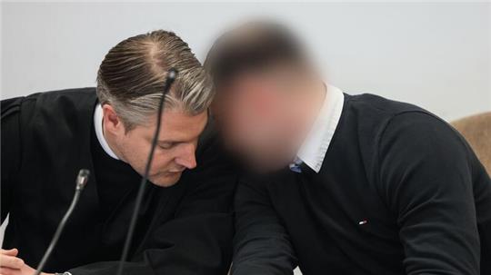 Der Angeklagte (r) mit seinem Anwalt im  Kölner Landgericht.