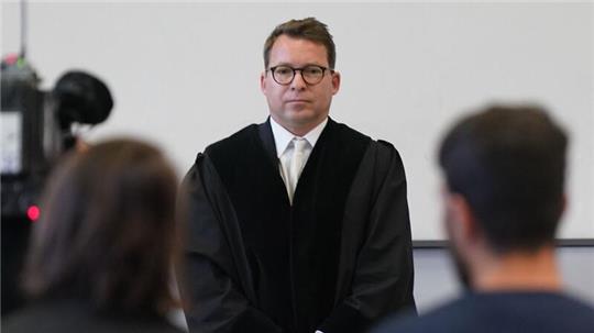Der Angeklagte (r) und Torsten Schwarz (M), Vorsitzender Richter am Landgericht zu Beginn des Prozesses Ende April. Der Flughafen-Geiselnehmer wurde zu zwölf Jahren Haft verurteilt.