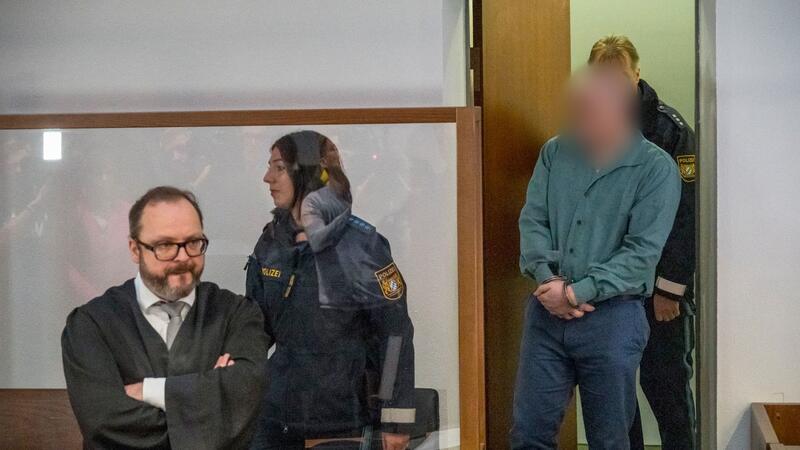 Der Angeklagte (r) wird in Hof zu einer langer Haftstrafe verurteilt.