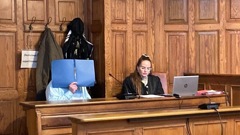 Der Angeklagte räumte die Taten teilweise ein.