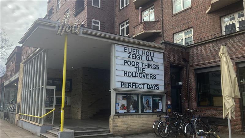 Raubüberfälle auf Kino und Juwelier - Neuneinhalb Jahre Haft Der Angeklagte schoss nach Feststellung des Landgerichts mit einer Schreckschusspistole an einem Popcorn-Verkaufsstand im Kino. (Archivbild)