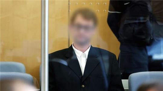 Der Angeklagte sitzt hinter Panzerglas im Gerichtssaal des Oberlandesgerichts Düsseldorf. Er muss sich als mutmaßlicher Terrorist der rechten „Kaiserreichsgruppe“ verantworten.