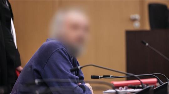 Der Angeklagte sitzt im Gerichtssaal auf der Anklagebank.