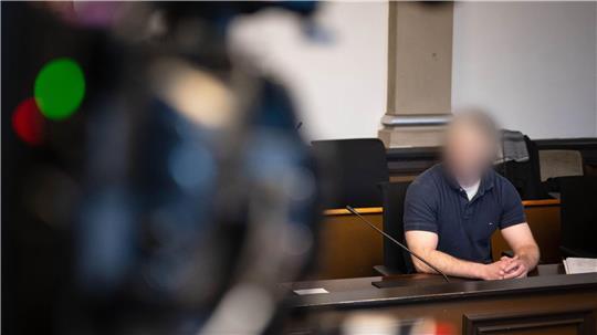 Der Angeklagte sitzt im Gerichtssaal vom Landgericht Verden. Der Mann soll vier Menschen aus dem Umfeld seiner damaligen Ehefrau in Westervesede und Brockel erschossen haben. 