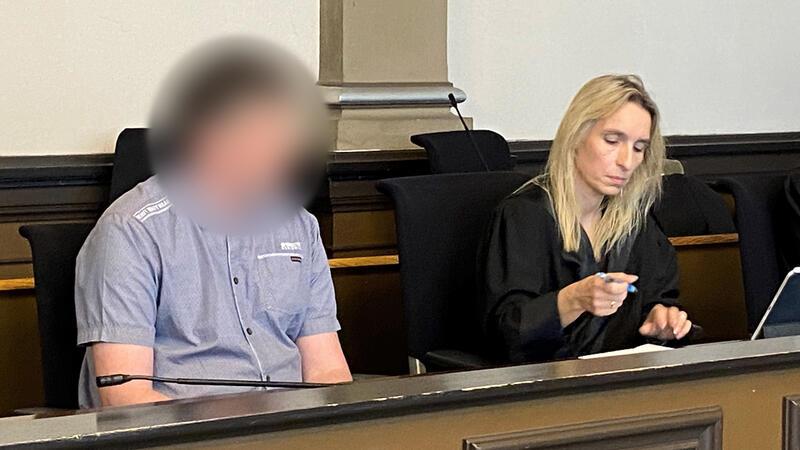 Der Angeklagte sitzt im März vor Prozessbeginn mit seiner Anwältin Daniela Post (l) in der Stadthalle, die das Landgericht Verden für den Mordprozess gegen den Mann nutzt 